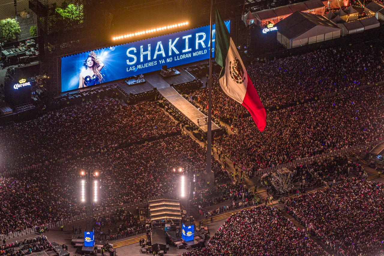 Shakira bate récord con masiva asistencia a su concierto gratuito en el Zócalo de México