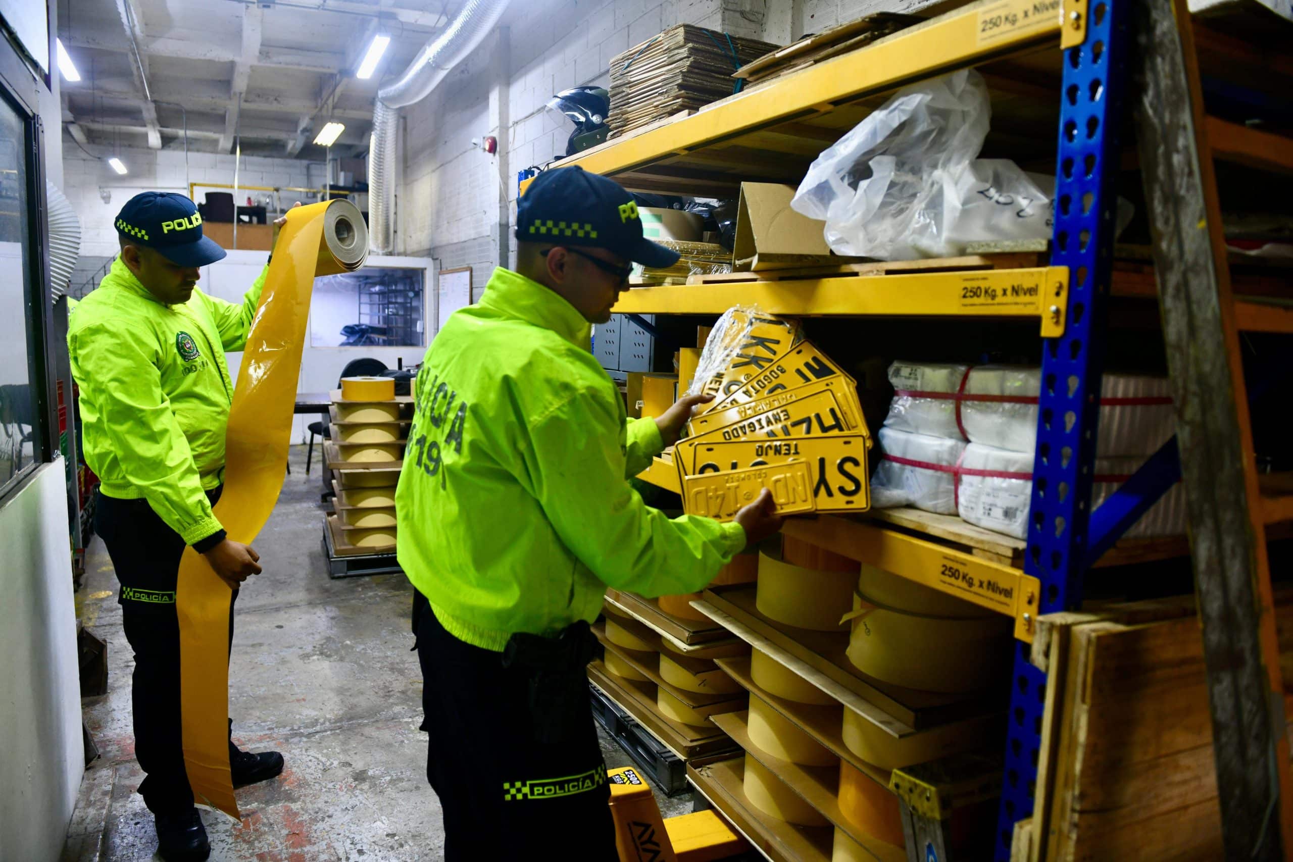 Desmantelan bodega donde fabricaban placas falsas en Itagüí: 11 personas fueron capturadas