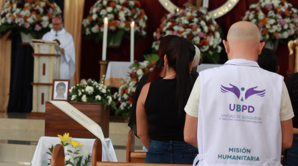 Mujer recibió los restos de su hermano desaparecido hace 18 años