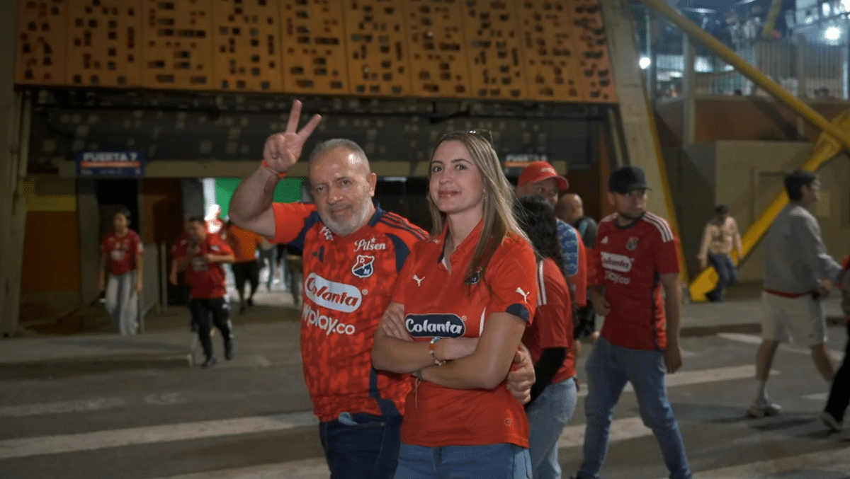Hinchas de Medellín celebran triunfo sobre América en la Liga