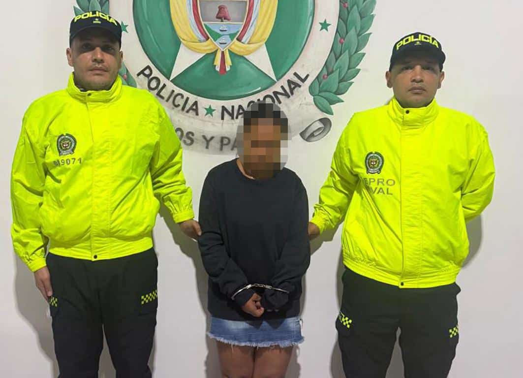 ¡Aberrante! Capturan a mujer señalada de abusar de su hija de 12 años y difundir los videos
