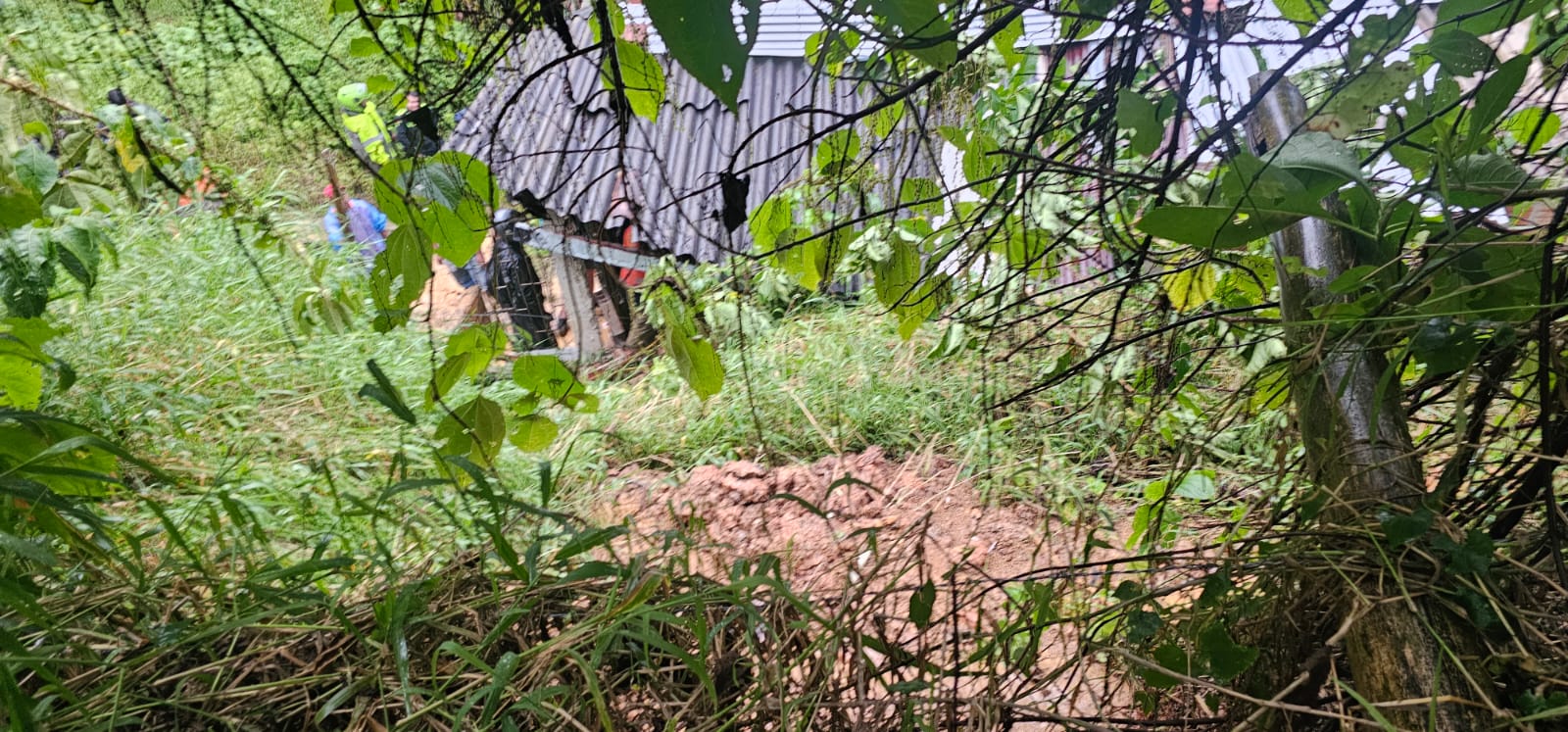 Rescatan familia tras colapso de un muro en vivienda de Altavista