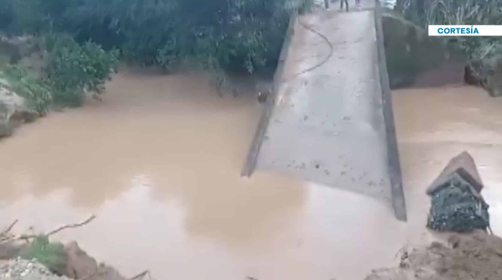 80 veredas de Yolombó quedaron incomunicadas tras caída de un puente por fuertes lluvias