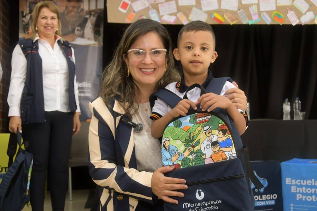 Alcaldía de Medellín entregó kits escolares a más de tres mil niños y jóvenes