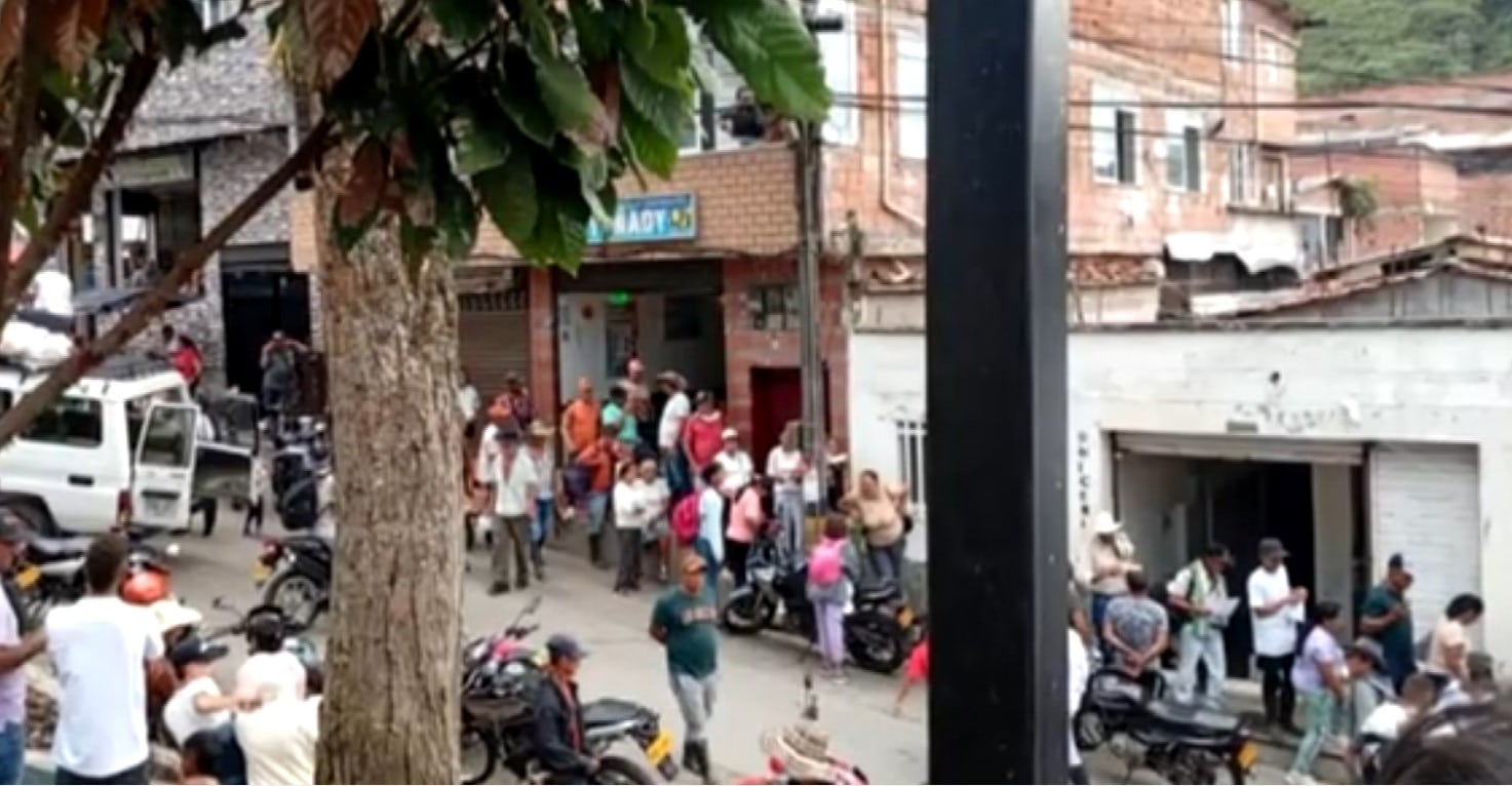 Campesinos en Briceño en alerta de desplazamiento por combates entre disidencias y Ejército