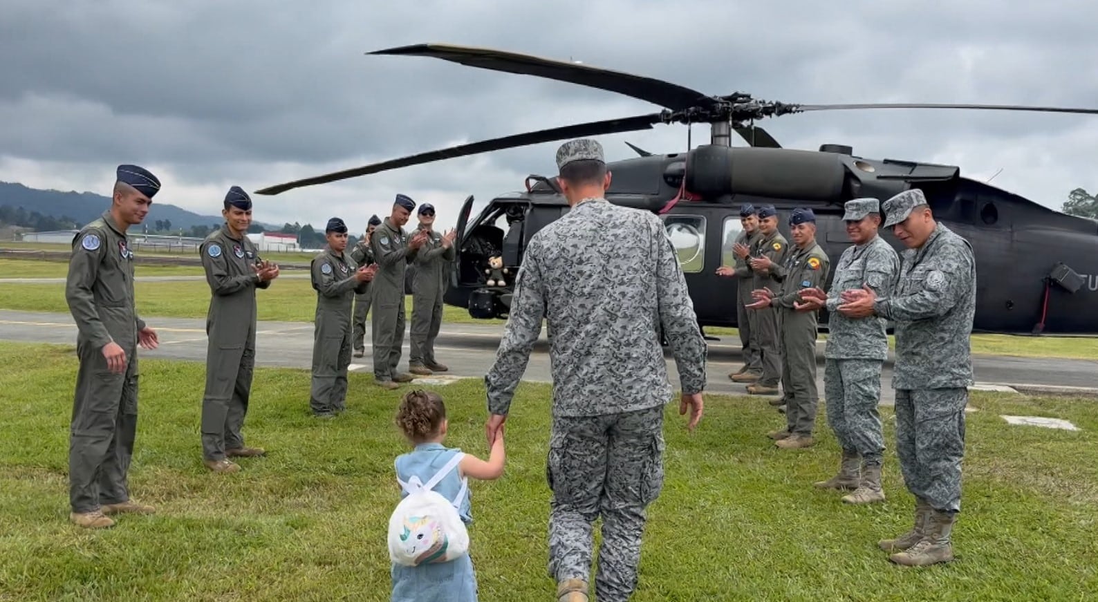 Angelita, la niña que nació en un helicóptero de la FAC