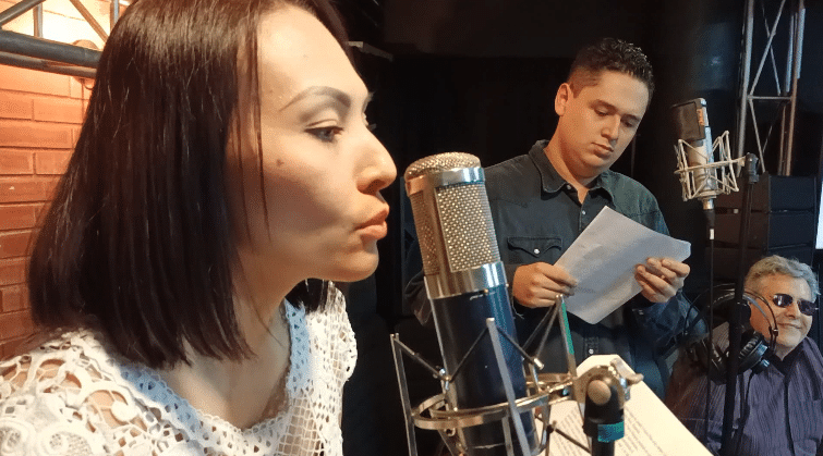 Así es la primera escuela de doblaje de series, películas y caricaturas en Medellín