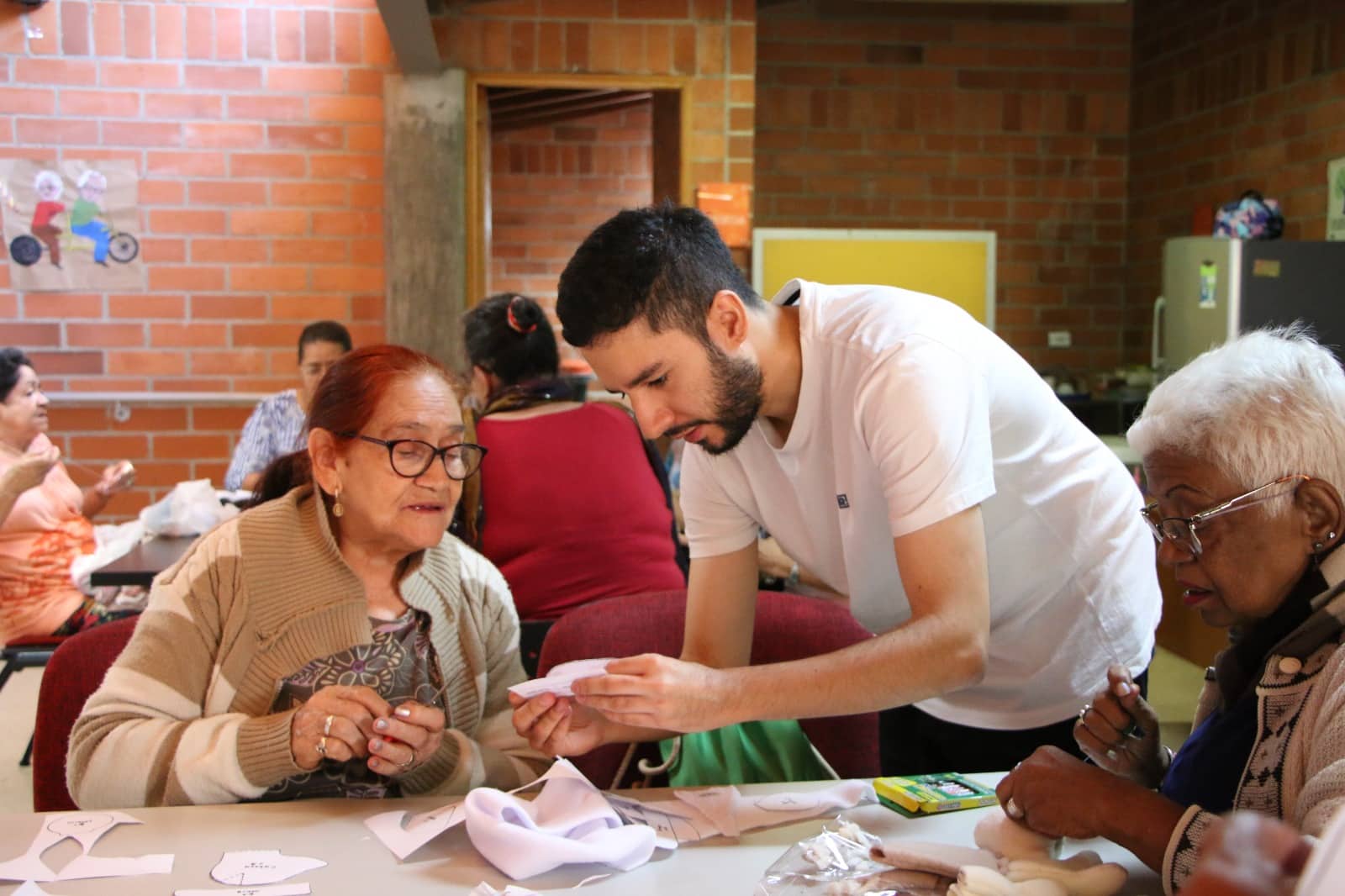 Dignidad y aprendizaje: Medellín abre 10.000 nuevas oportunidades para personas mayores y sus cuidadores