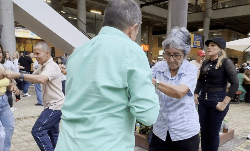 Este es el movimiento artístico que se toma espacios de la ciudad para bailar en público