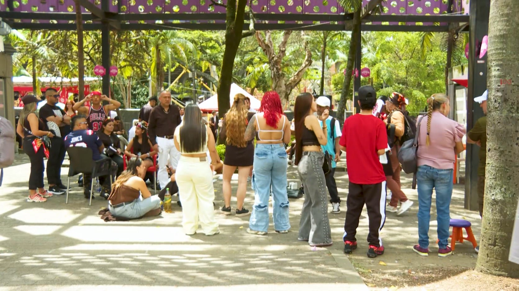 Fanáticos de Ryan Castro madrugaron a hacer la fila para el concierto, así están las afueras del Atanasio