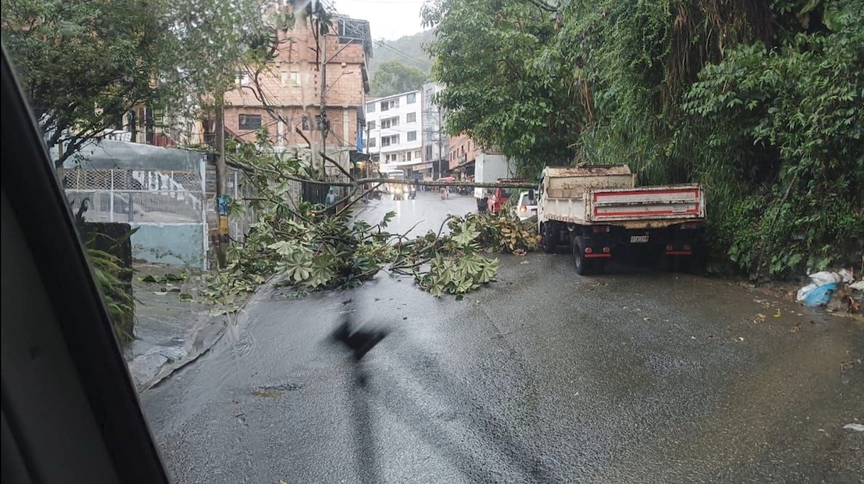 Fuertes lluvias del Viernes Santo provocaron emergencias en Medellín y el sur del Valle de Aburrá