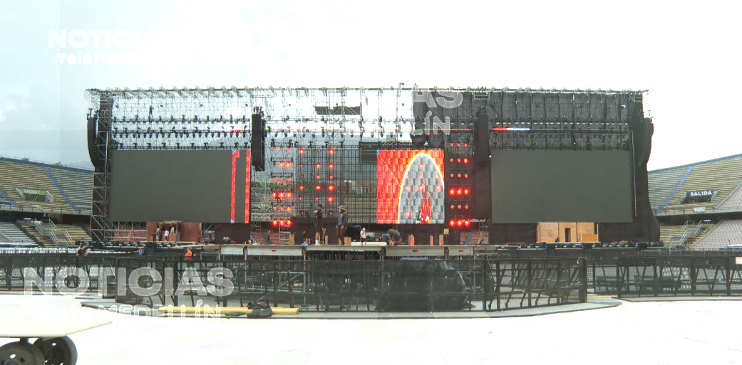 El montaje del escenario para el concierto de Ryan Castro en el Atanasio Girardot