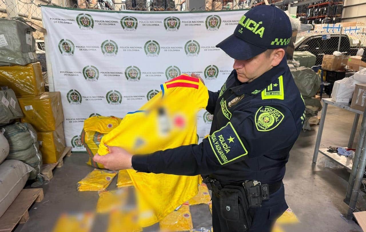 Incautan más de 17 mil prendas alusivas a la Selección Colombia ingresadas por contrabando