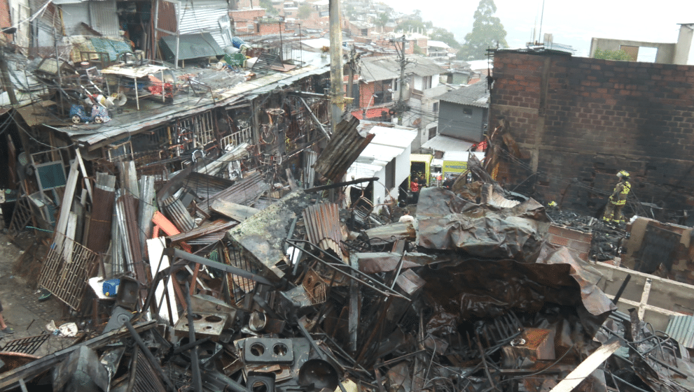 Incendio en el barrio Carpinelo de Medellín afecta a viviendas y locales comerciales