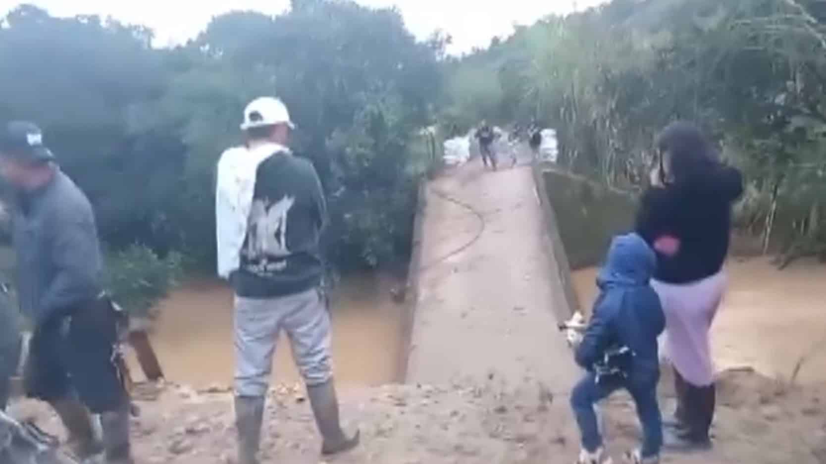 Fuertes lluvias causan colapso de puente en Yolombó