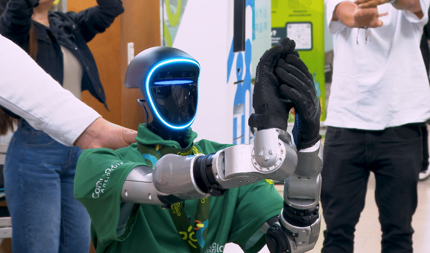 Medellín cuenta con el primer robot encargado de realizar pausas activas en una empresa