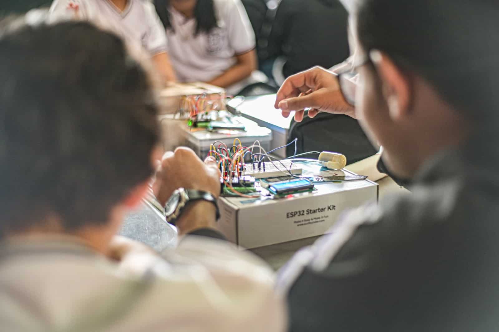 Medellín forma más de 5.000 estudiantes y docentes en habilidades tecnológicas para resolver problemas cotidianos