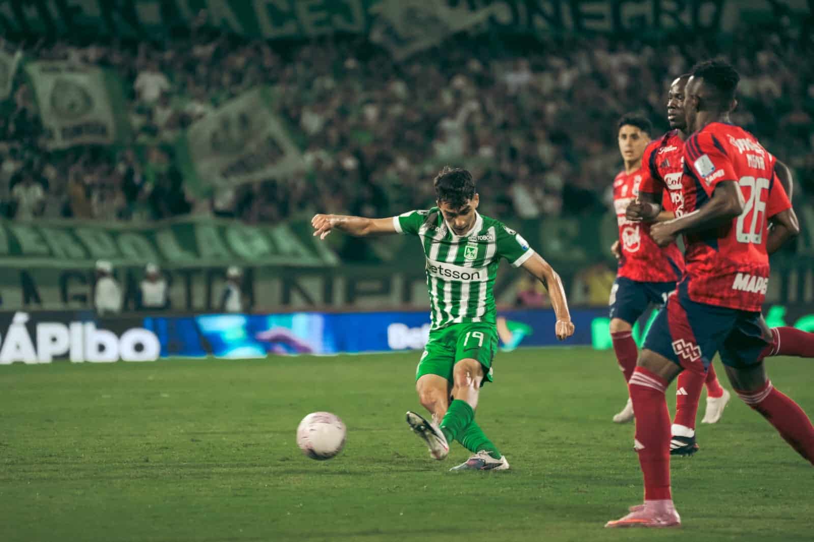 Nacional ganó el clásico paisa en los últimos minutos y dejó al DIM casi eliminado