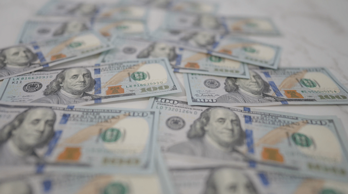 ¿A qué se debe significativa caída del dólar ubicándose cerca de los 3.500 pesos?