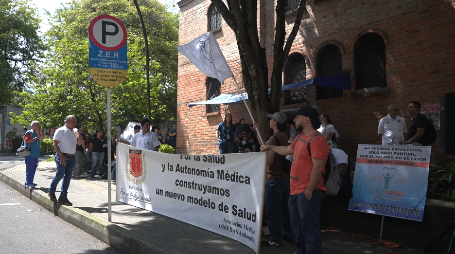 Plantón en el hospital Alma Máter por incumplimiento salarial