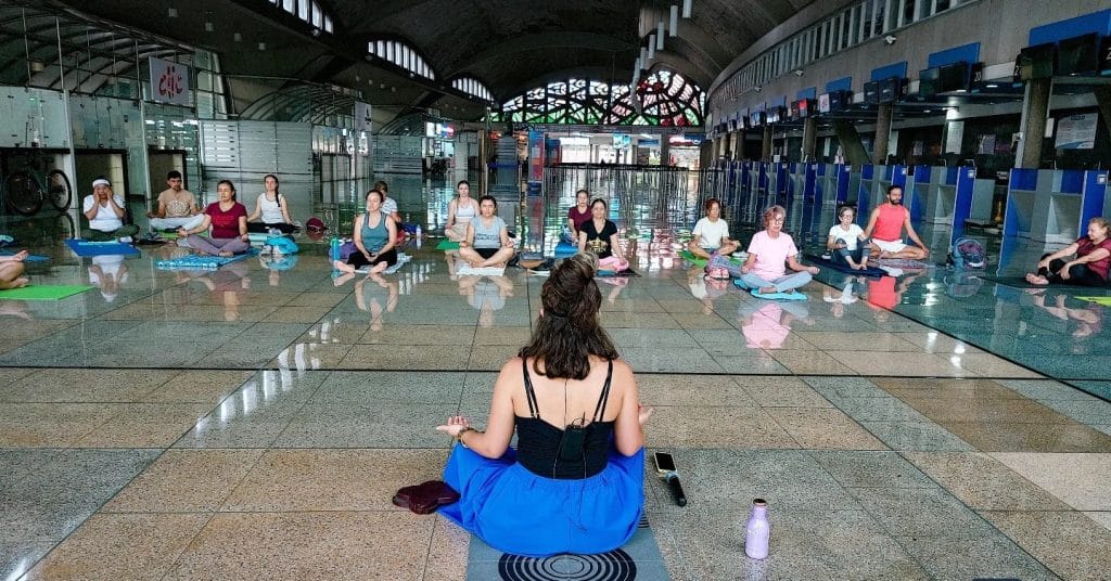 Regresan las clases de baile y yoga al aeropuerto Olaya Herrera y así puede participar