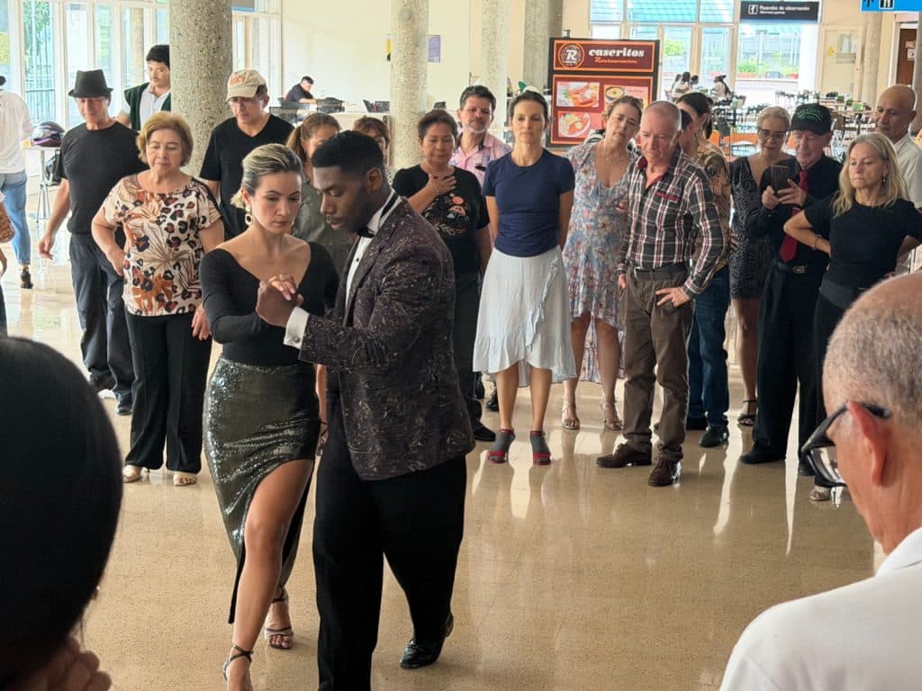 Regresan las clases de baile y yoga al aeropuerto Olaya Herrera y así puede participar