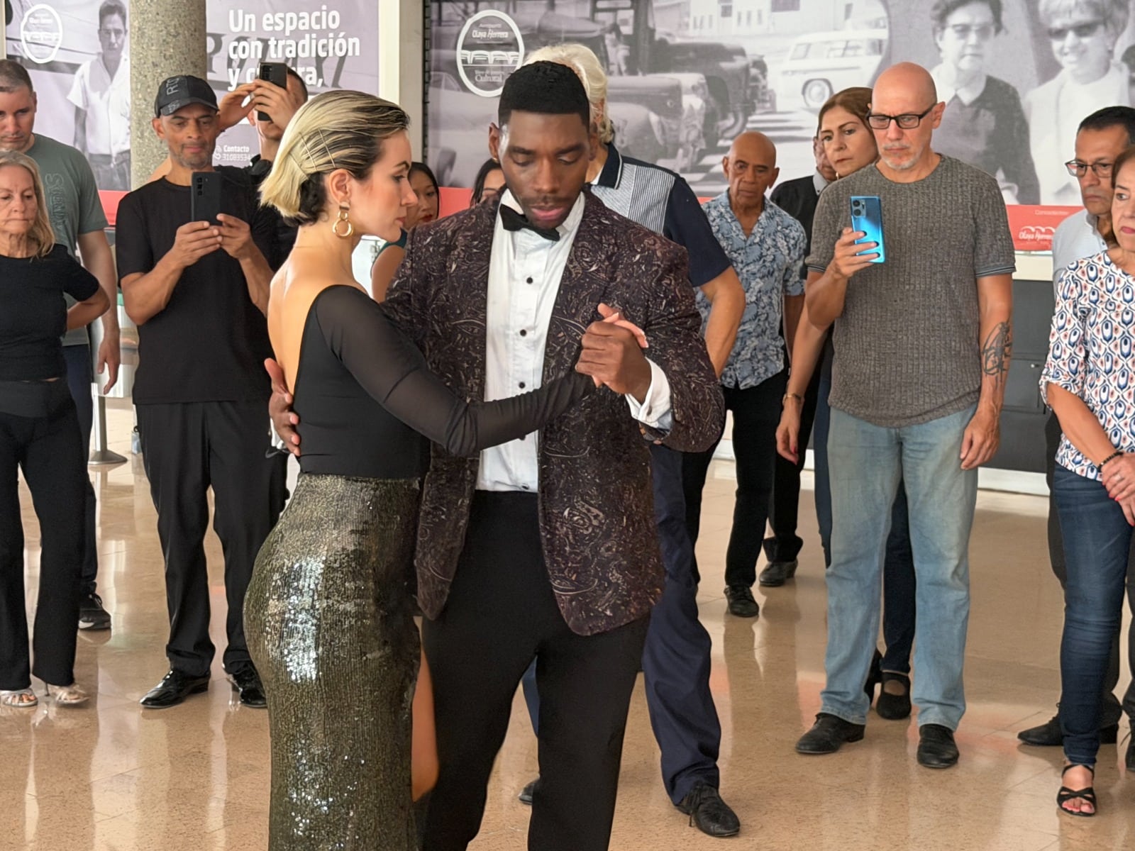 Regresan las clases de baile y yoga al aeropuerto Olaya Herrera y así puede participar