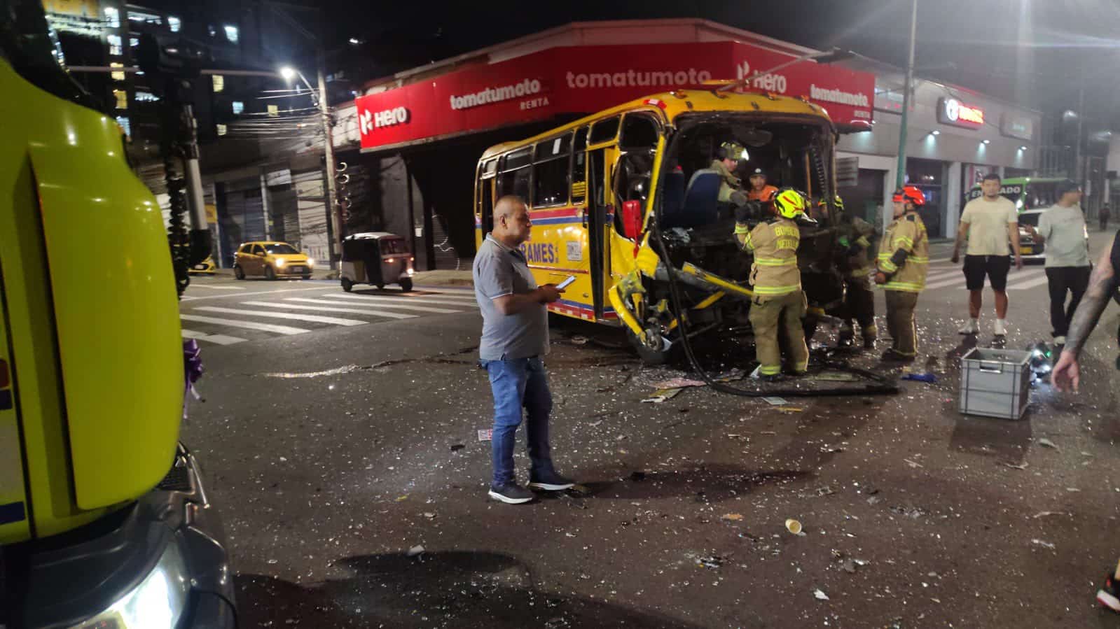 Aparatoso accidente entre dos buses dejó 10 personas heridas en el centro de Medellín