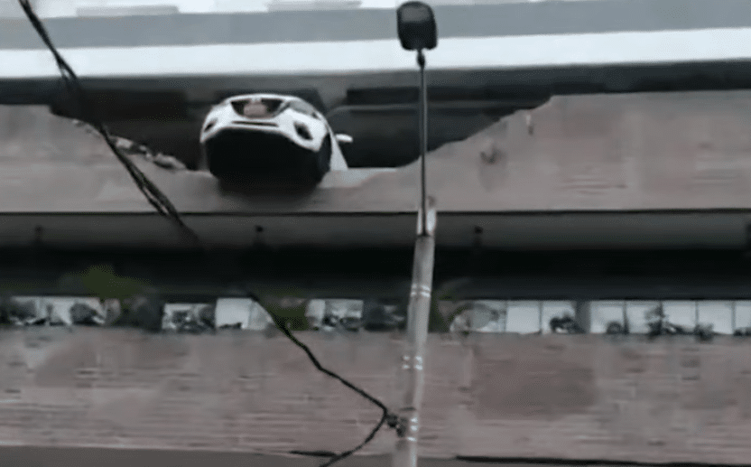 Susto en edificio de Envigado por vehículo que por poco cae desde un parqueadero