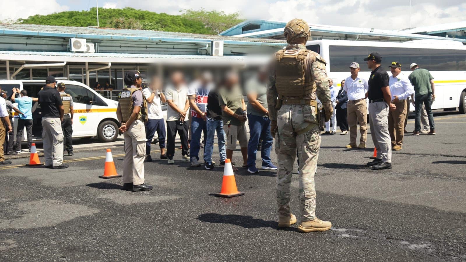 Deportan a 56 colombianos desde Panamá al aeropuerto José María Córdova