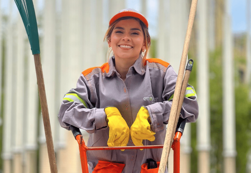 Un día en los zapatos de las "escobitas" de Medellín