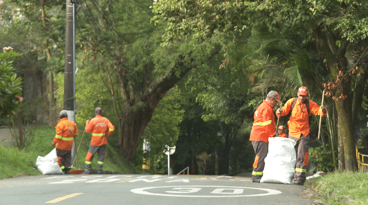 Emvarias implementa proyecto de recolección puerta a puerta en las laderas de Medellín