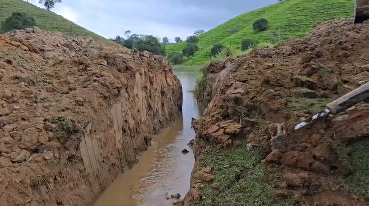 Evacuación de agua en represa irregular en Yolombó