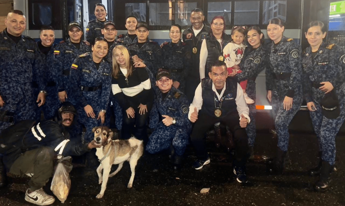 Funcionarios del Inpec brindan apoyo a habitantes de calle en Medellín