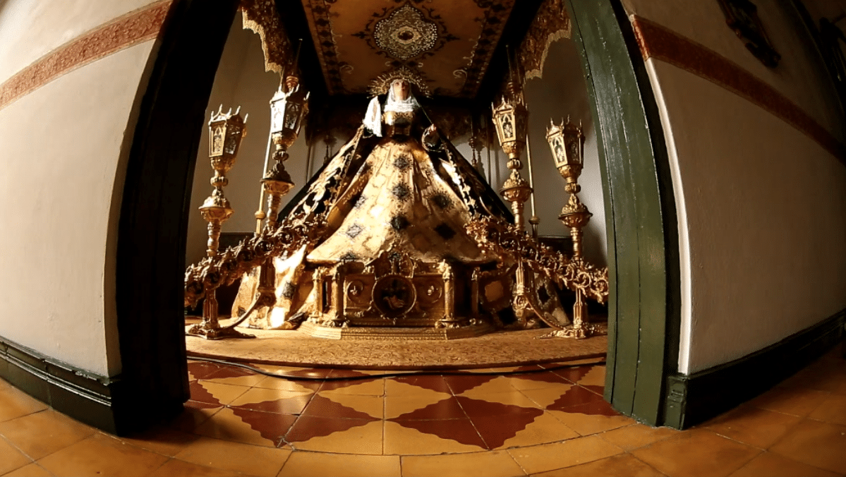 Cada año, Guillermo transforma su casa en Andes en un museo durante Semana Santa