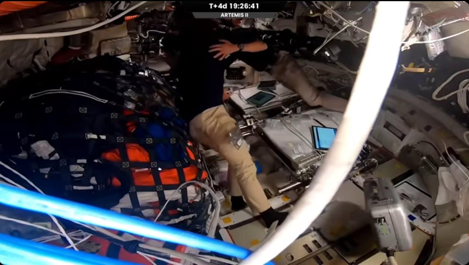 Astronautas de Artemis rinden homenaje al cráter lunar Carroll