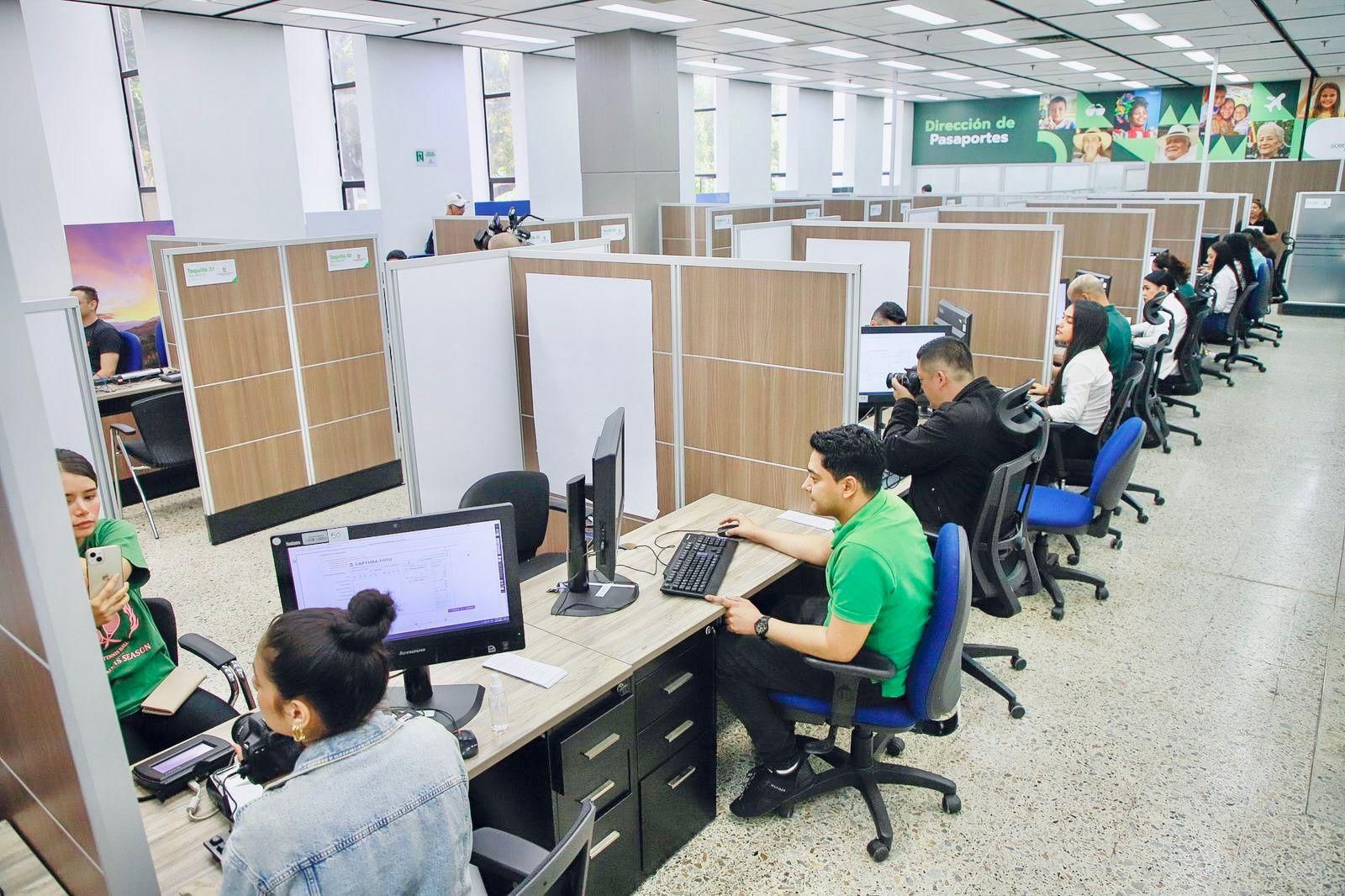 ¿A qué se debe la falla que tiene sin atención la oficina de pasaportes en Medellín?