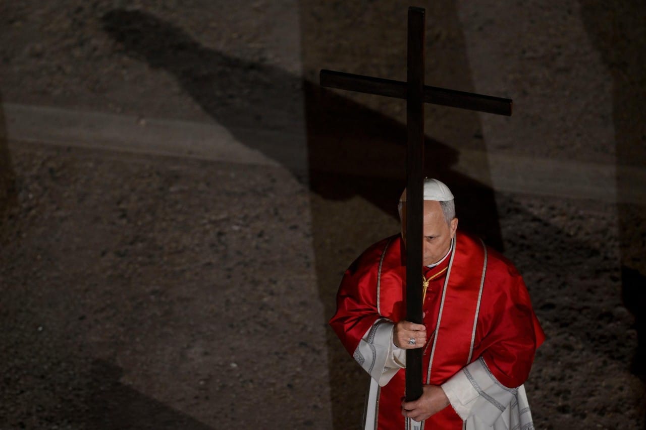 El papa León XIV participa en el Vía Crucis del Coliseo