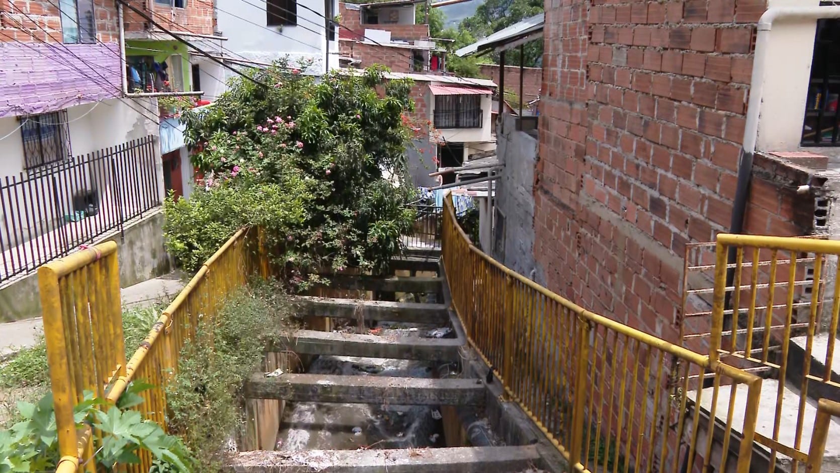 Autoridades evalúan medidas por quebrada que preocupa a comunidad en Manrique San Pablo
