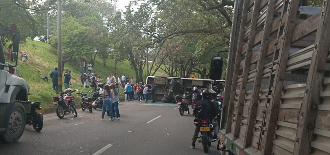 Accidente de bus alimentador del Metro en Girardota deja heridos