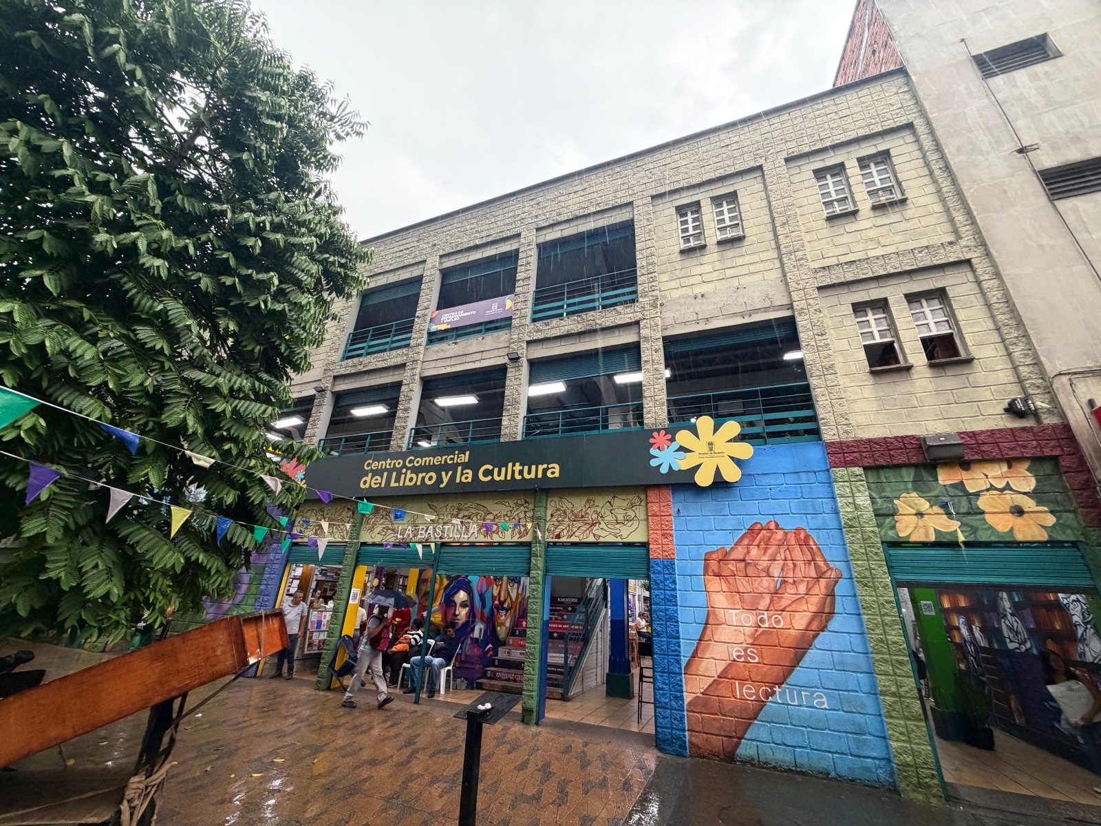 Murales transforman el Centro Comercial del Libro y la Cultura en Medellín
