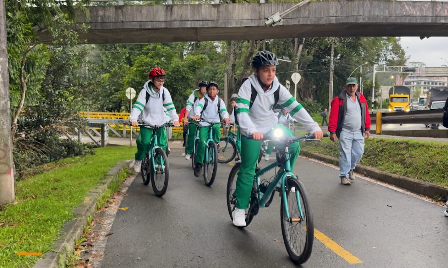 Estudiantes de Rionegro utilizan bicicletas para llegar al colegio