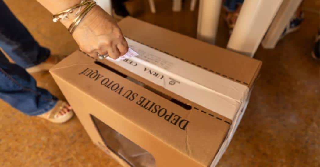 Miles de ciudadanos en Colombia ya comenzaron a acudir a las urnas para participar en las elecciones presidenciales de 2026. Por eso, una de las principales dudas durante la jornada es cómo consultar el puesto y la mesa de votación asignados por la Registraduría Nacional del Estado Civil. Elecciones Colombia