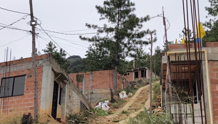 Autoridades hallan 500 construcciones ilegales en el cerro Quitasol de Bello