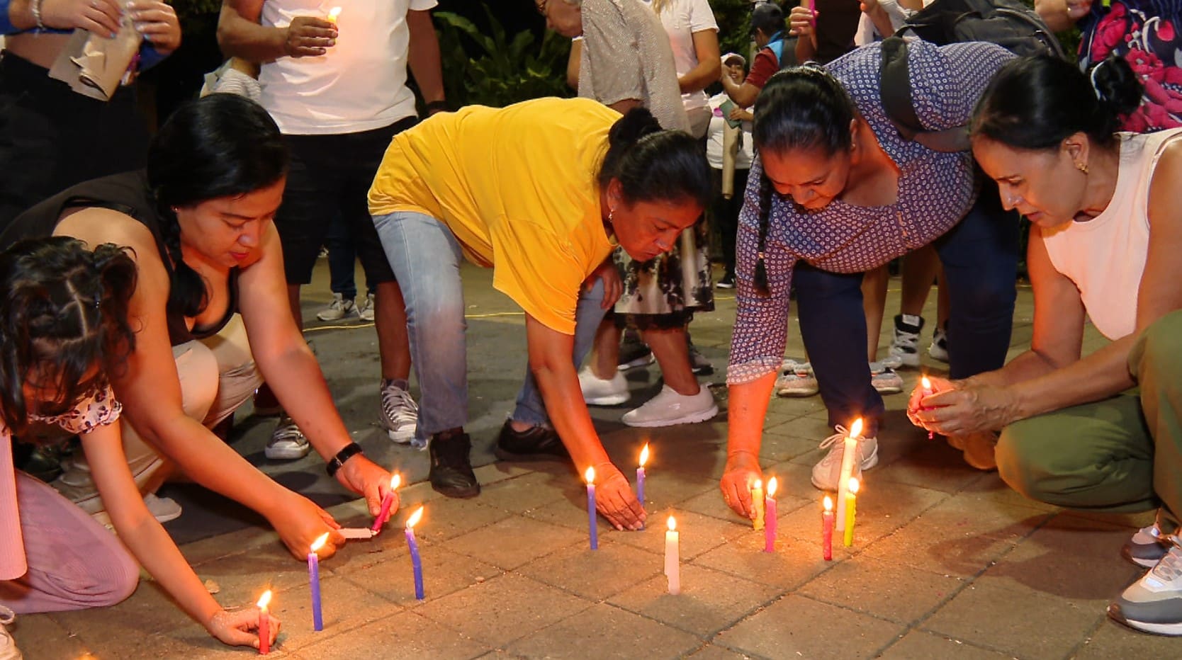 Velatón en Villatina en memoria de Juliana Giraldo