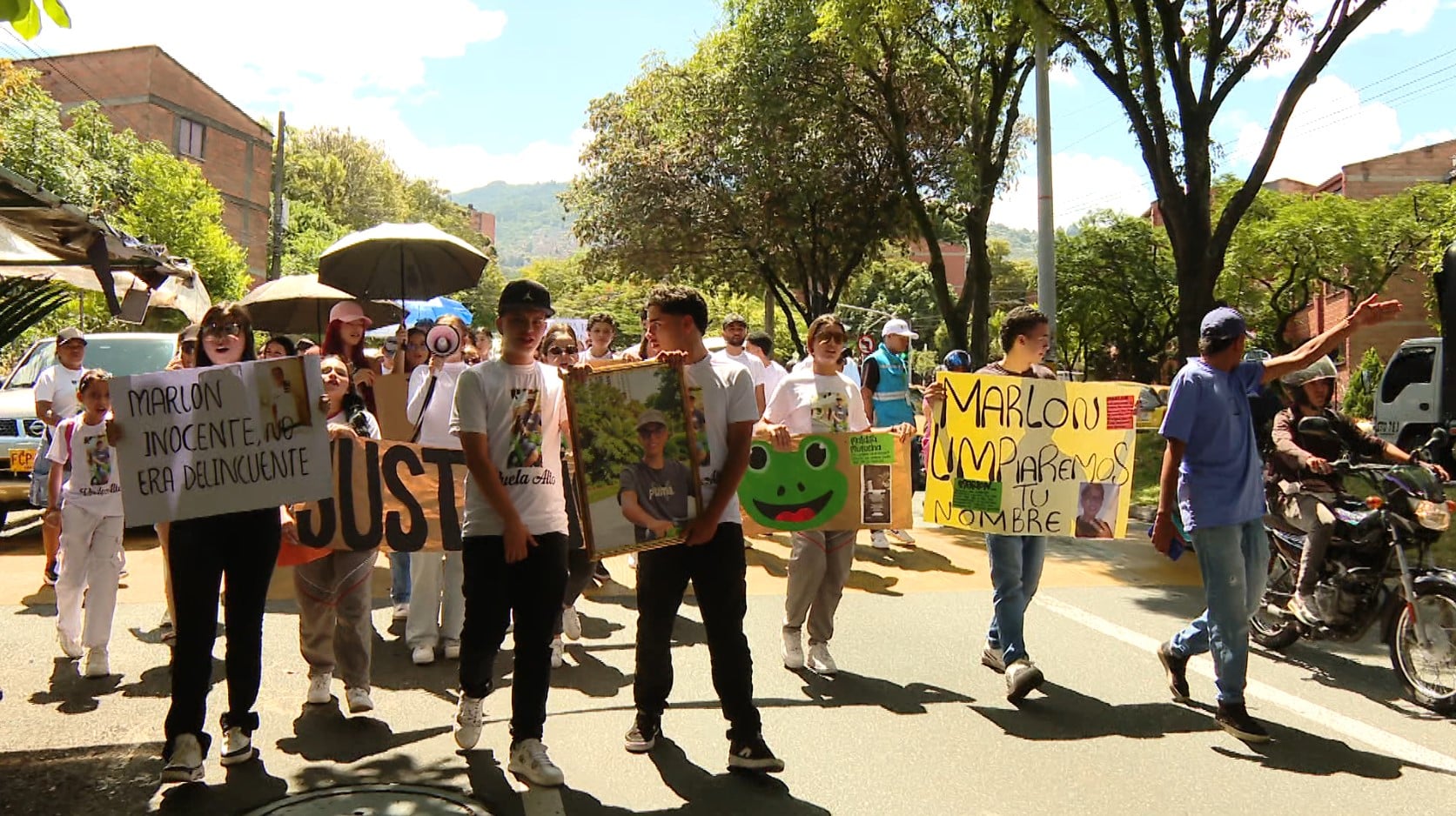 Familiares y amigos de Marlon Rivas marcharon por Robledo y Castilla para exigir justicia por su confusa muerte