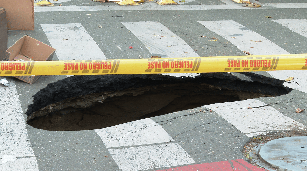 Hundimiento en la carrera 39 con calle 59 en el barrio Los Ángeles