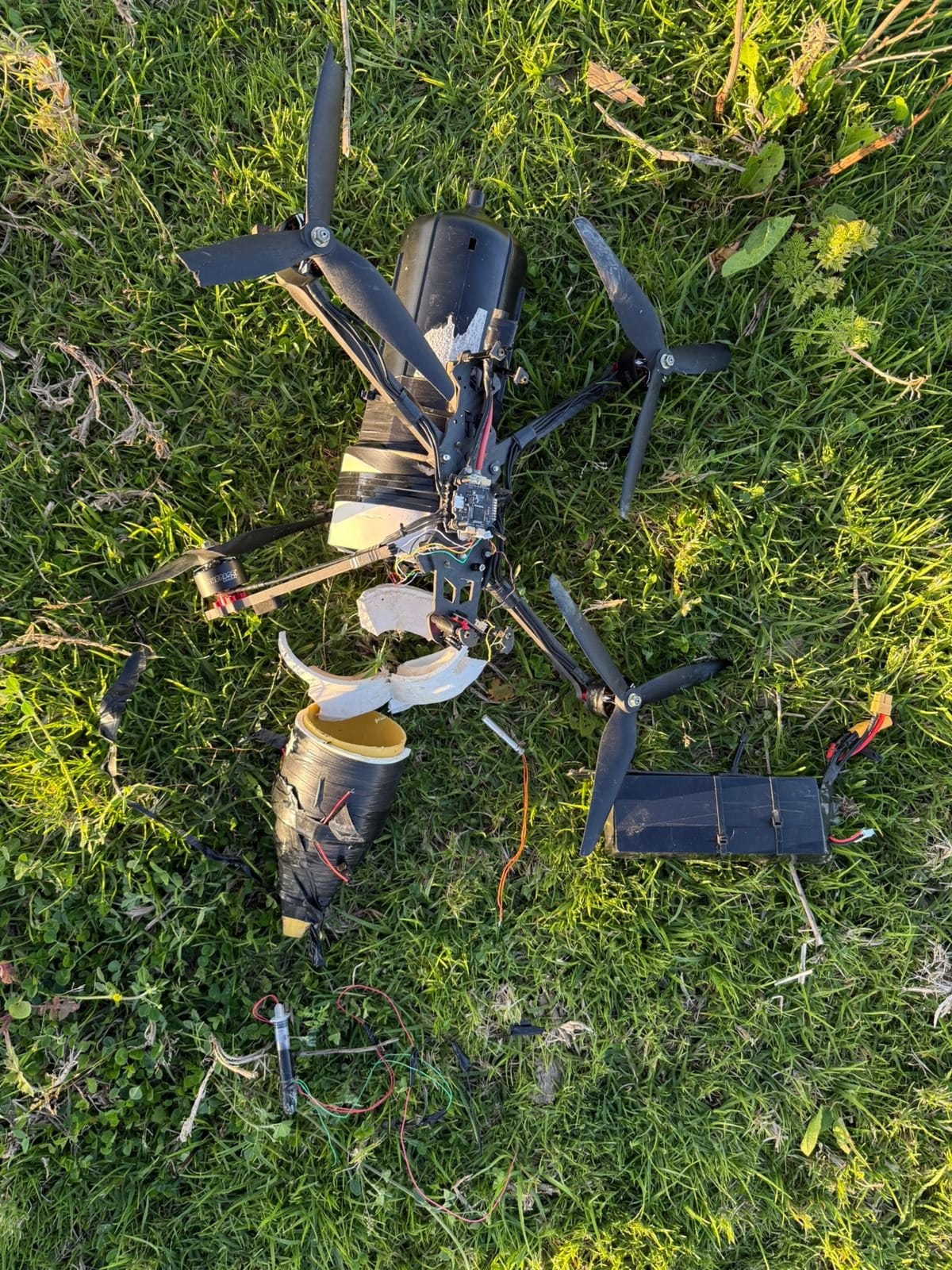Hallan dron cargado con explosivos cerca de la base militar de CATAM