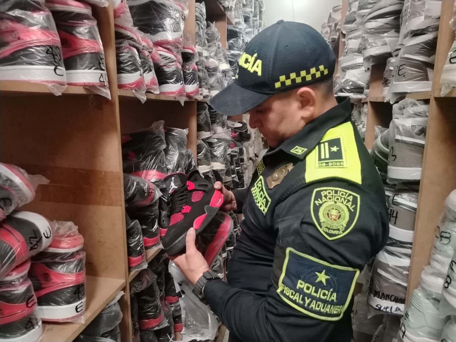 Incautación de más de 5 mil pares de tenis falsificados en Medellín