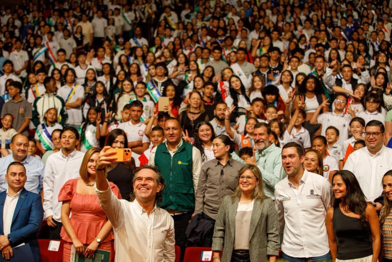 Más de 1.300 líderes estudiantiles se posesionan en Medellín